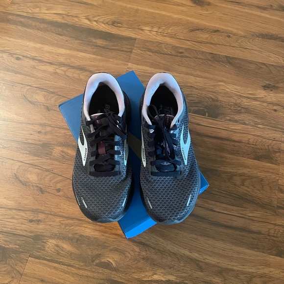 Brooks Black Athletic Shoes - Picture 2 of 10